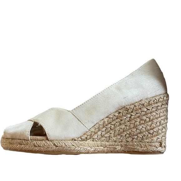 White Mountain women’s cream color open toe wedge heel shoes. 3.5 inch heel - Picture 7 of 8